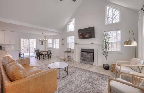 Kingston Springs House | Woodland Retreat - Modern Comfort Near Nashville