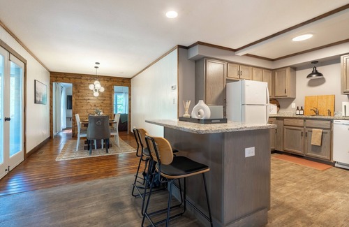 Alexander House | Woodland Retreat - 15 min to DT Asheville