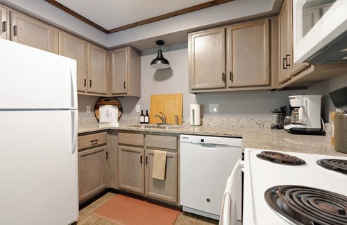 Alexander House | Woodland Retreat - 15 min to DT Asheville