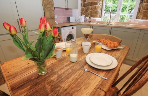 Newmillerdam Cottage | WOODMAN'S COTTAGE, pet friendly, with a garden in Newmillerdam