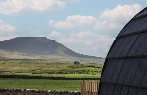 Yockenthwaite Cottage | WOODPECKER, family friendly, with hot tub in Ingleton