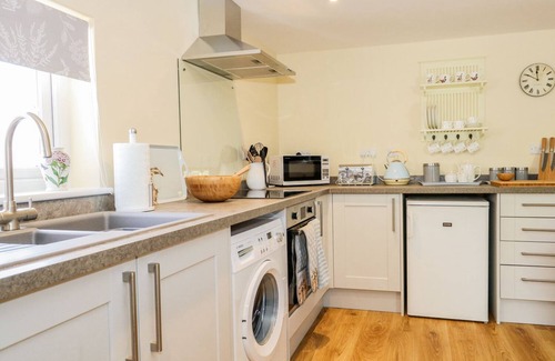 Langport Cottage | WOODPECKER LODGE, pet friendly, character holiday cottage in Langport