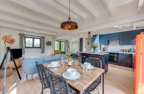 Diss House | Woodpecker Lodge - Two Bedroom House, Sleeps 4