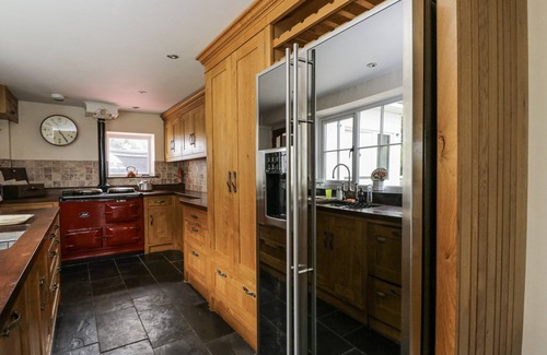Usk Cottage | WOODS COTTAGE, pet friendly, with hot tub in Raglan