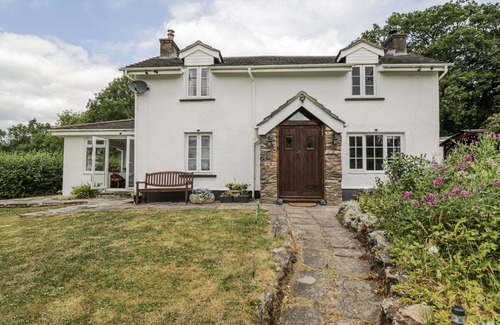 Usk Cottage | WOODS COTTAGE, pet friendly, with hot tub in Raglan
