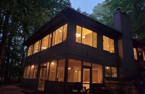 Lake Michigan Beach House | Woodshores Retreat - cozy retreat, hot tub, Lk MI