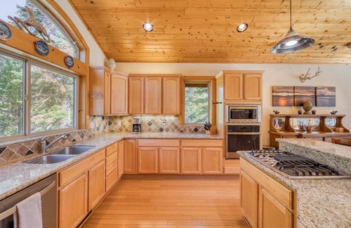 McKinney Estates House | Woodside By Tahoe Getaways - West Shore 4BR with Private Hot Tub, Pool Table Dog OK