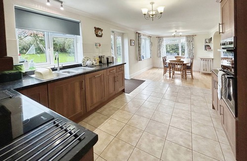 Godshill Cottage | Woodside Cottage - a house that sleeps 6 guests in 3 bedrooms