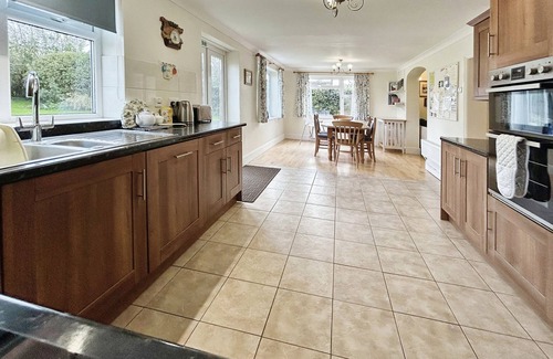 Godshill Cottage | Woodside Cottage - a house that sleeps 6 guests in 3 bedrooms