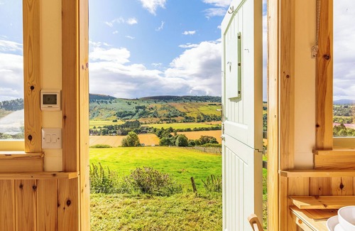 Heights of Achterneed Cottage | Woodside Hut 2 - UK36106