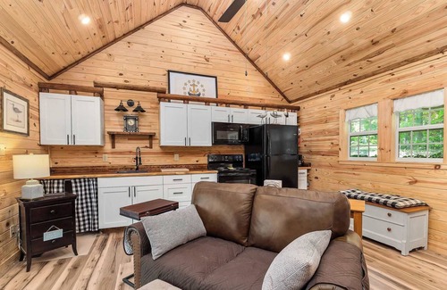 Smithville House | WoodSong Cabin Marina Nearby Boat Parking