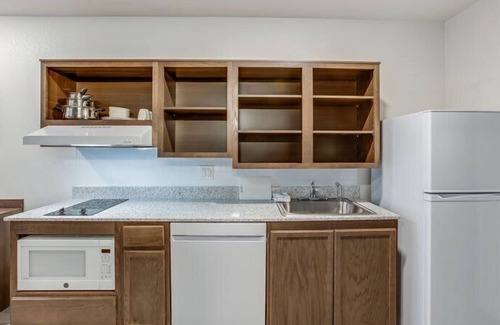 Novi Hotel | WoodSpring Suites Detroit Farmington Hills