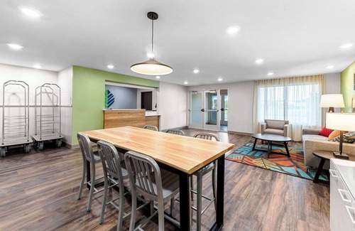 Waldron Hotel | Woodspring Suites Kansas City Airport