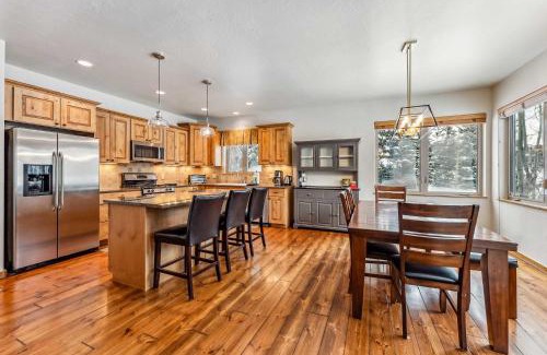 Blue River House | Woodsy Breckenridge Retreat with Hot Tub