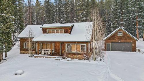 Blue River House | Woodsy Breckenridge Retreat with Hot Tub