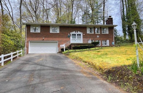Summerlee House | Woodsy Retreat+Hot Tub+Game Room+Ideal Location