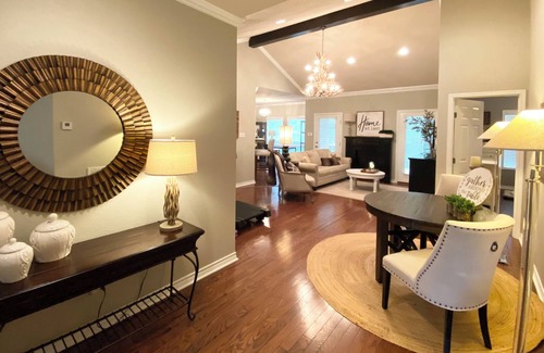 Center House | Woodsy Townhouse-High-End Corporate Rental-Ideal for Business Travel