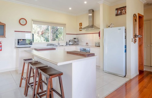 Port Welshpool House | Woodview Cottage Farm stay - Fabulous Port Welshpool country escape