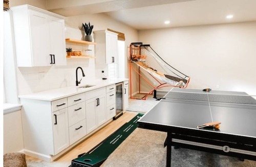 Johnstown House | WoodVilla w/Hot Tub, Movie Theater, & Game Room
