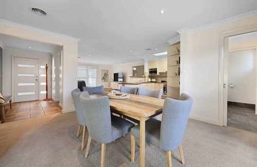 Orange Apartment | Woodward Villa - 2 Bed 2 Bath, CBD