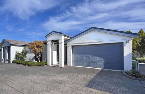 Orange Apartment | Woodward Villa - 2 Bed 2 Bath, CBD