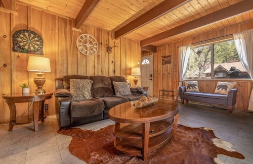 Big Bear City Cabin | Woody Gold Bear Lodge - Relaxing Cozy Ski Cabin