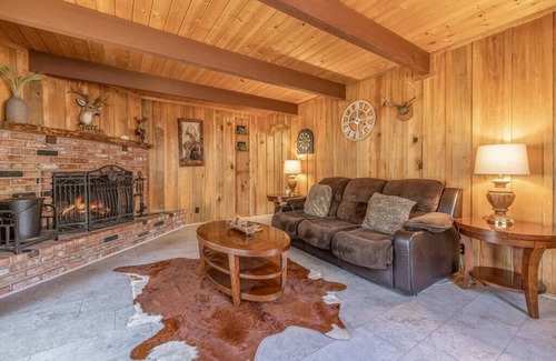 Big Bear City Cabin | Woody Gold Bear Lodge - Relaxing Cozy Ski Cabin