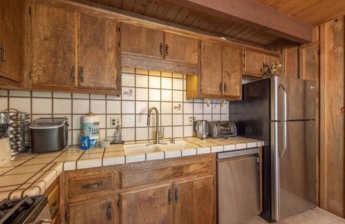 Big Bear City Cabin | Woody Gold Bear Lodge - Relaxing Cozy Ski Cabin