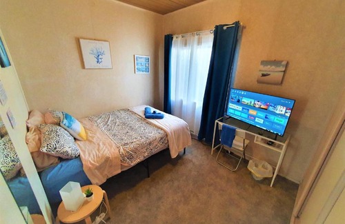 Woody Point House | WOODY Pt - AMAZING 1970's SHARE HOUSE BY THE SEA-4 rooms available!