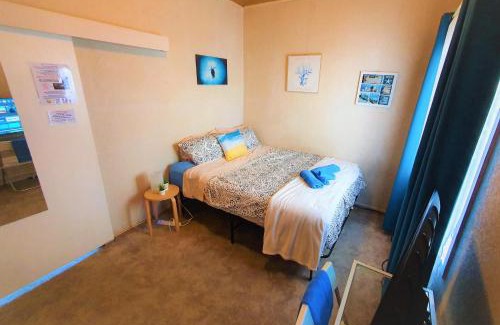 Woody Point House | WOODY Pt - AMAZING 1970's SHARE HOUSE BY THE SEA-4 rooms available!