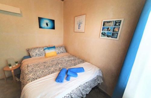 Woody Point House | WOODY Pt - AMAZING 1970's SHARE HOUSE BY THE SEA-4 rooms available!