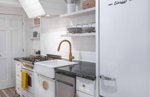 Midtown Apartment | Woody's Place by Minty Living