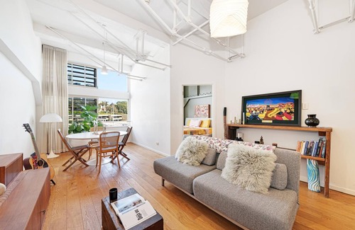 Kings Cross Apartment | Woolloommooloo Wicked Wharf Apartment with parking.