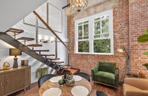 Newstead Apartment | Woolstore Elegance ~ 2Bed/2Bath/1Car ~ Teneriffe