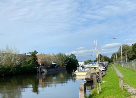 Sumar Boat Rental | Woonboot in Sumar gelegen tussen Leeuwarden en Drachten