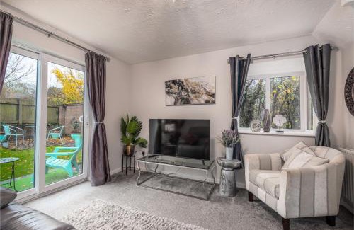 Worcester House | WORCESTER Fabulous Cherry Tree Mews self check in dogs welcome by prior arrangement , 2 double bedrooms ,super fast Wi-Fi, with free off road parking for 2 vehicles near Royal Hospital and woodland walks