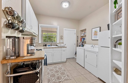 Midtown Sacramento Apartment | Work Play Stay - Downtown Sacramento Convention & Golden1 Center - Large Studio