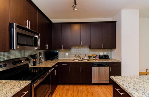 Downtown Baltimore Apartment | Work Relax in Luxury Pool and Free Parking 3 mins to Johns Hopkins