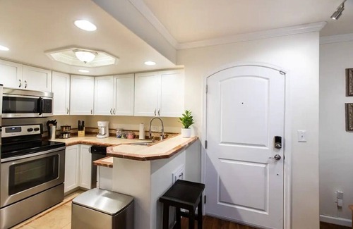 Ridgecrest Apartment | ★Work & Relax ~ Quiet Oasis, ♛Queen Bed, Pool, Pkg