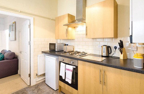 Landore House | Working in Swansea? 4 Bedrooms, Parking