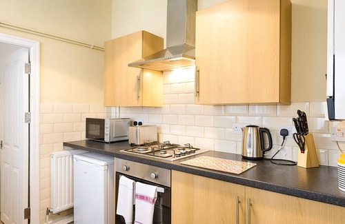 Landore House | Working in Swansea? 4 Bedrooms, Parking