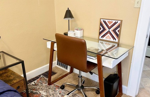 Minot Apartment | 🐞 Workstation + 65" Smart TV + Laundry + Free Wi-Fi