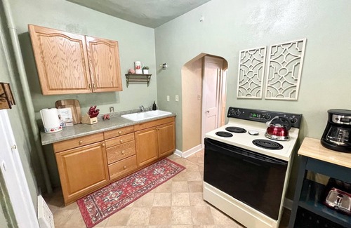 Minot Apartment | 🐞 Workstation + 65" Smart TV + Laundry + Free Wi-Fi