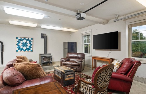 Helvetia House | World Renowned Roloff Farms, Billiards, Hot Tub, Game Room, On Acres of Farmland