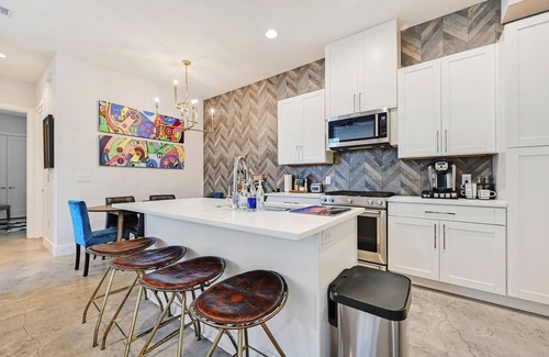 Dawson House | Wow! 5-Star Luxury ~ Safe & 3M to DT ~
