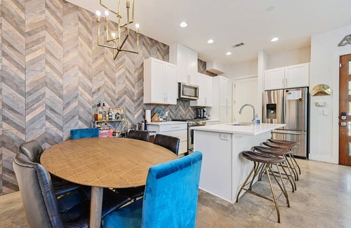 Dawson House | Wow! 5-Star Luxury ~ Safe & 3M to DT ~