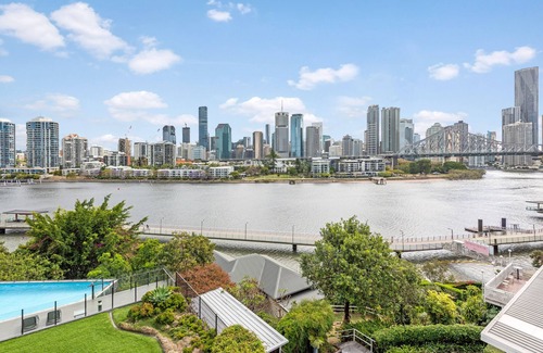 Kangaroo Point Apartment | Wow! ~ Skyline City, Water + Story Bridge Views