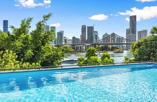 Kangaroo Point Apartment | Wow! ~ Skyline City, Water + Story Bridge Views