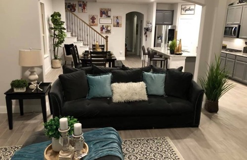 Aubrey House | WOW Spacious Family Home w/amenities 3000 sq ft