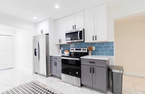 Southwest House | WPB Elegant 5BR with Hot Tub and Fire Pit Near Beach